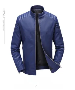Détail de la veste en similicuir bleu montrant le matelassage d'épaule et zip métallique