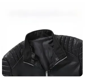 Détail du col montant classique et de la texture plissée sur veste en cuir noir
