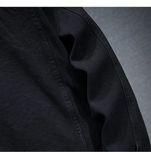 Dettaglio del tessuto denim nero con doppia cucitura e trama in twill