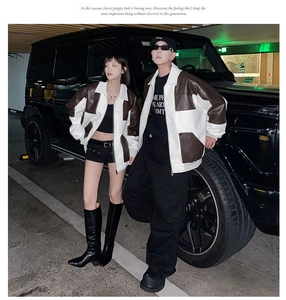 Dettaglio della giacca in finta pelle marrone e bianca in un elegante garage