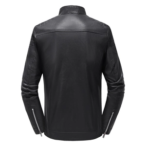 Vue arrière de la veste en cuir noir pour homme avec col montant et détails matelassés