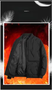 Detail einer schwarzen Herren-Bomberjacke mit geripptem Stehkragen und gestepptem Futter