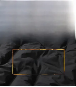 Nahaufnahme von dickem, winddichtem schwarzem Stoff mit glatter Textur und Lichtreflexion