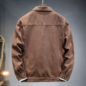 Giacca di jeans marrone da uomo vestibilità slim vista dal retro con stile industriale