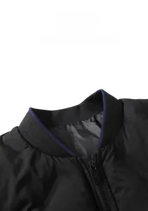 Detail der schwarzen Bomberjacke mit lila Paspelierung und hochwertigem Reißverschluss