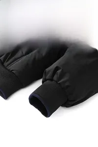Detailansicht der Rippstrickbündchen mit Kontrastpaspel an einer warmen Winterjacke