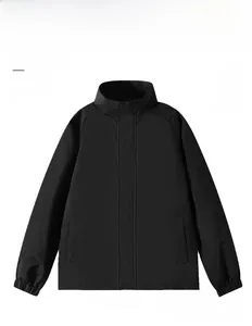 Detail einer schwarzen Fleece-Windjacke mit Stehkragen und funktionellen Taschen