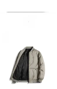 Detail der khakifarbenen Steppjacke mit Rautenmuster, Rippbündchen und Metallreißverschluss