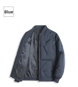 Detailaufnahme der dunkelblauen Steppjacke mit geripptem Baseballkragen für Herren