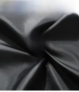 Nahaufnahme des schwarzen Parka-Stoffes mit feiner glatter Textur und dezentem Glanz