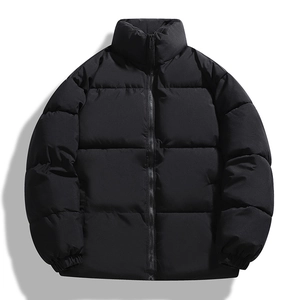 Piumino corto nero da uomo con collo alto e stile trapuntato tipo bread jacket