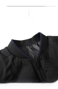 Detailaufnahme von Rippkragen und Metallreißverschluss an schwarzer Winter-Steppjacke