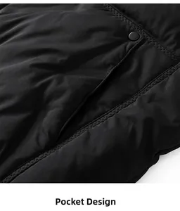 Detailaufnahme der Tasche einer schwarzen Winterjacke mit verstärkter Naht und mattem Druckknopf