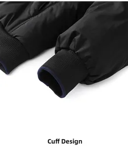 Nahaufnahme der winddichten Rippbündchen mit blauem Besatz an einer schwarzen Jacke