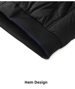 Detailansicht des Strickbündchen-Saums mit dunkelblauem Kontraststreifen an einer Winterjacke