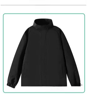 Nahaufnahme der schwarzen Stehkragenjacke mit elastischen Bündchen im minimalistischen Stil