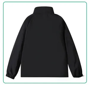 Rückansicht der schwarzen Herren-Parka-Jacke mit Stehkragen, Raglanärmeln und winddichtem Stoff