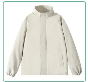 Detail einer beigen Herrenjacke mit Stehkragen, Reißverschluss und seitlichen Taschen