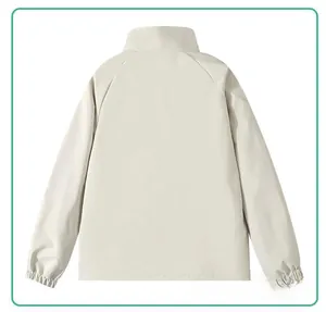 Rückansicht einer beige Windjacke mit Stehkragen und Raglanärmel-Design für Herren