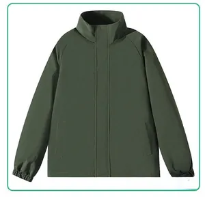Detailansicht der dunkelgrünen Stehkragenjacke mit Raglanärmeln und seitlichen Eingrifftaschen