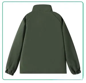 Rückansicht der dunkelgrünen winddichten Outdoor-Jacke mit elastischen Bündchen
