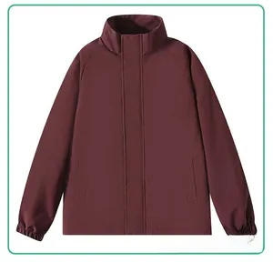 Detail der winddichten burgunderroten Stehkragenjacke mit Reißverschluss und glattem Stoff