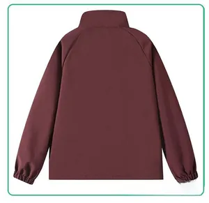 Detailansicht der Rückseite einer weinroten Stehkragenjacke mit elastischen Bündchen