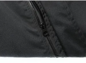 Detailaufnahme eines hochwertigen schwarzen Metallreißverschlusses an einem Herren-Parka
