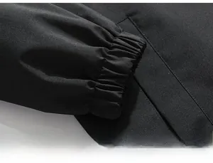 Nahaufnahme der elastischen schwarzen Rippbündchen an einer modernen Herrenjacke