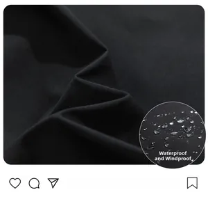 Vista macro del tessuto nero impermeabile con gocce d'acqua sulla superficie della giacca