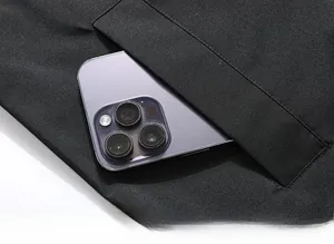 Detailansicht der großen Seitentasche an einer schwarzen taktischen Funktionsjacke