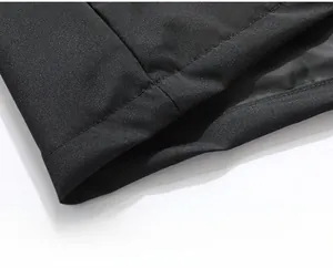 Detailansicht des Jackensaums mit hochdichtem Gewebe und präziser Verarbeitung der Nähte