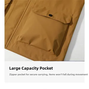 Dettaglio della giacca outdoor con grande tasca cargo giallo senape e chiusura a scatto