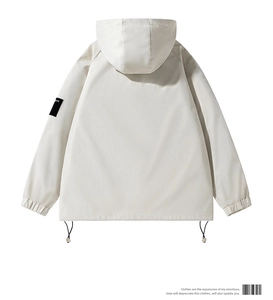 Dettaglio della giacca con cappuccio crema con polsini elastici e orlo con coulisse
