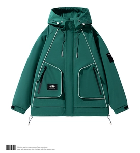 Dettagli della giacca impermeabile verde scuro con profili bianchi, cappuccio e tasche zip