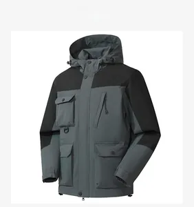 Dettaglio della giacca outdoor bicolore con cappuccio regolabile e tasche cargo ampie
