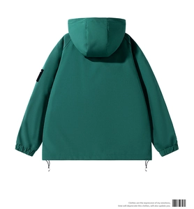 Vista posteriore della giacca con cappuccio verde scuro in tessuto antivento con coulisse