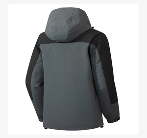 Dettaglio della giacca outdoor con cappuccio che mostra le cuciture e il tessuto in nylon