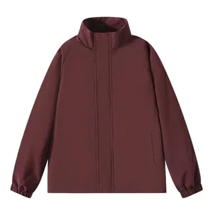 Dunkelrote Herren Windjacke mit Stehkragen und Raglanärmeln auf weißem Hintergrund
