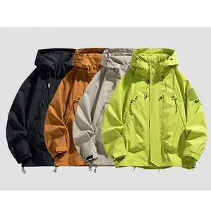 Presentación plana de chaquetas con capucha para hombre en varios colores y tela cortavientos