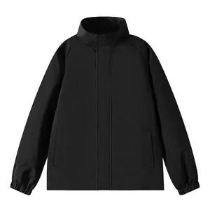 Minimalistische schwarze Herrenjacke mit Stehkragen und glattem Reißverschlussdesign