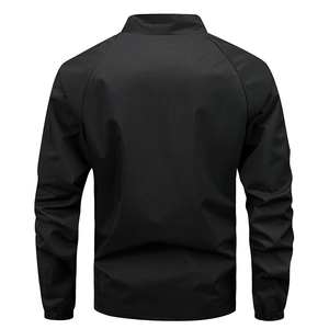 Schwarze Herren Sportjacke mit Stehkragen, Raglanärmeln und winddichtem Stoff in Rückansicht