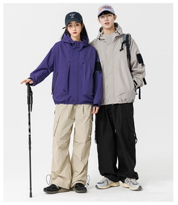 Détails de vestes à capuche outdoor avec poches fonctionnelles et poignets réglables