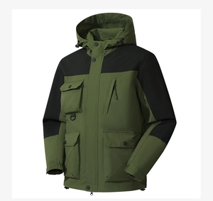 Dettagli della giacca a vento outdoor con cappuccio in verde militare e nero patchwork