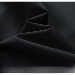Primer plano de tela negra cortavientos que muestra la textura de poliéster de calidad