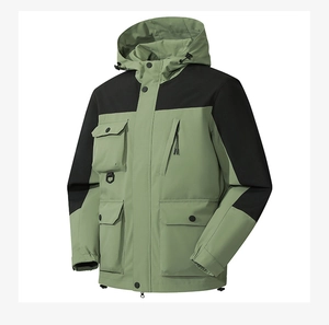 Dettagli della giacca outdoor con cappuccio, inserti verde oliva e tasche multiple