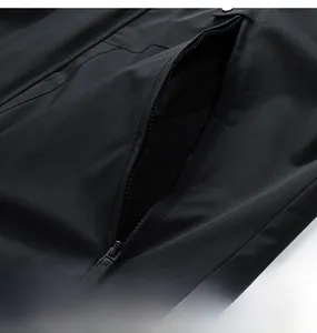 Detalle del bolsillo con cremallera duradera en una chaqueta cortavientos negra para hombre