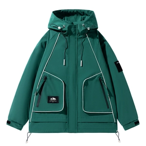 Giacca outdoor impermeabile verde bosco con cappuccio e finiture in contrasto