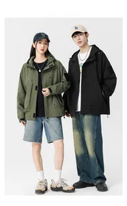 Hommes et femmes portant des vestes à capuche d'extérieur en vert olive et noir