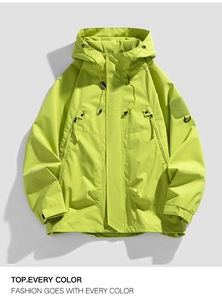 Detalle de chaqueta con capucha verde fluorescente con cordones y bolsillos con cremallera